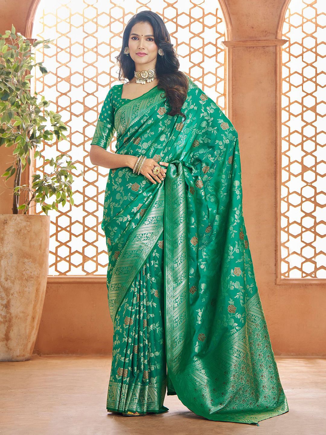 

Satrani Floral Zari Pure Silk Banarasi Saree, Green