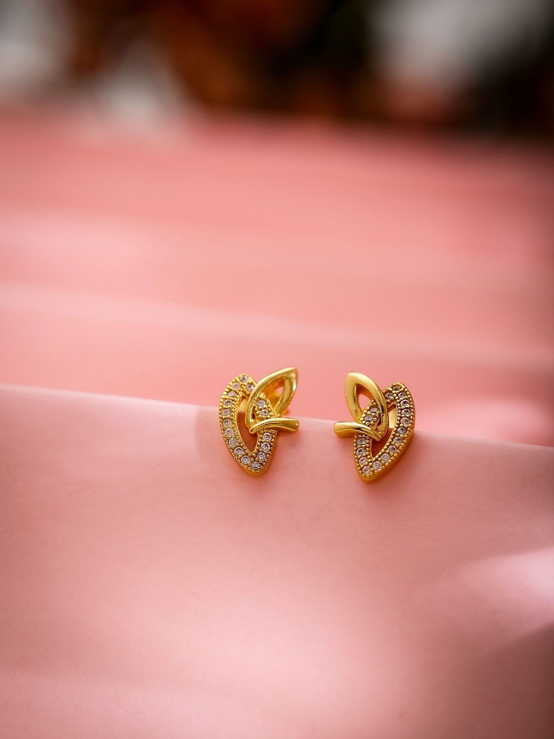 

DIAVO Contemporary Studs Earrings, Gold