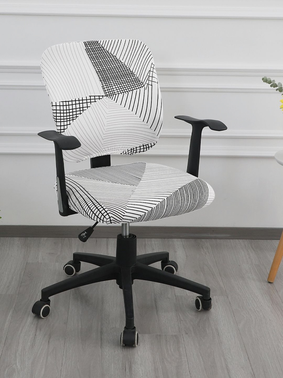 

HOKIPO White & Black Geometric Printed Stretchable Chair Covers