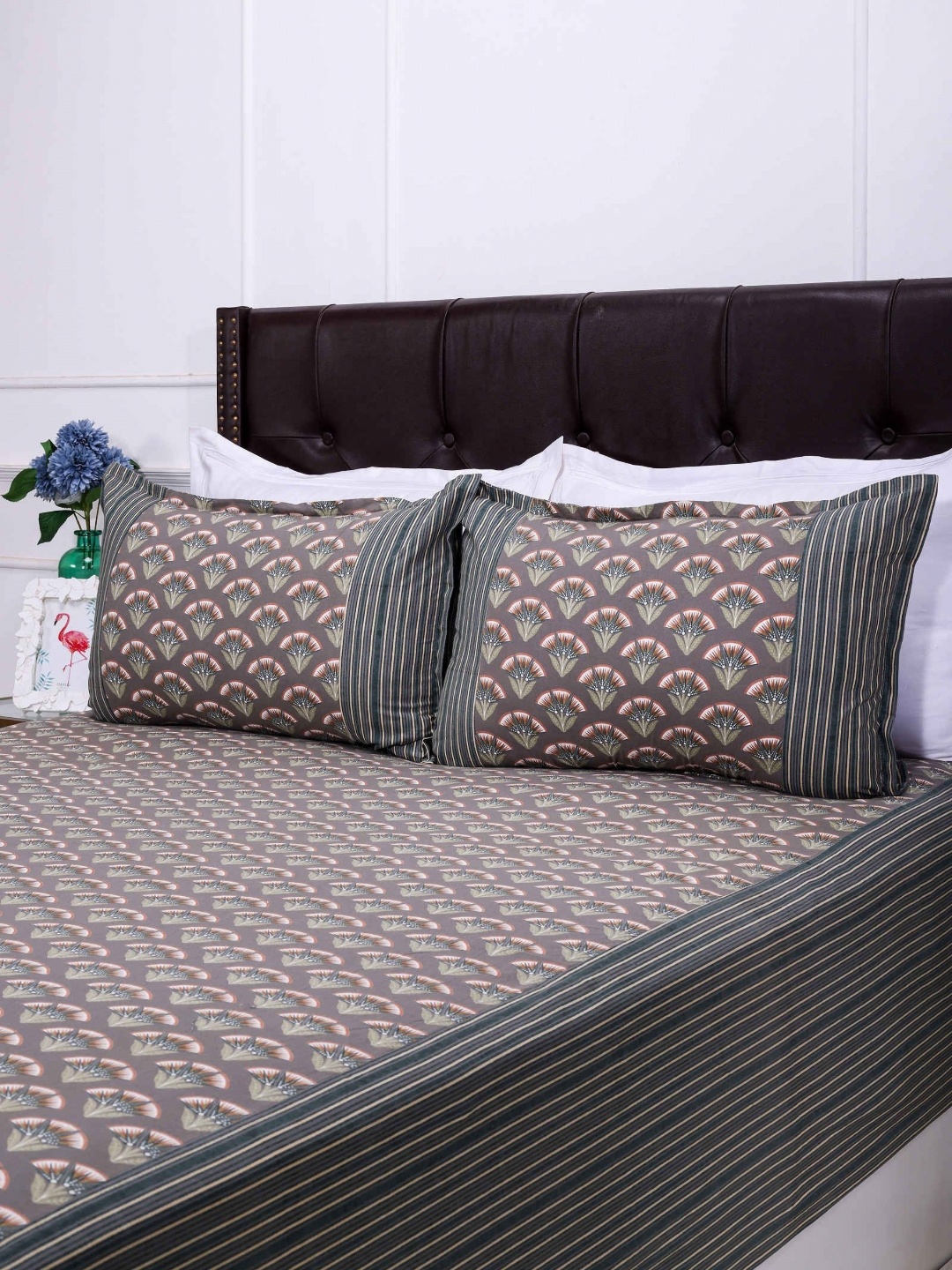 

SHAHENAZ Beige & Black Floral 120 TC Queen Bedsheet with 2 Pillow Covers