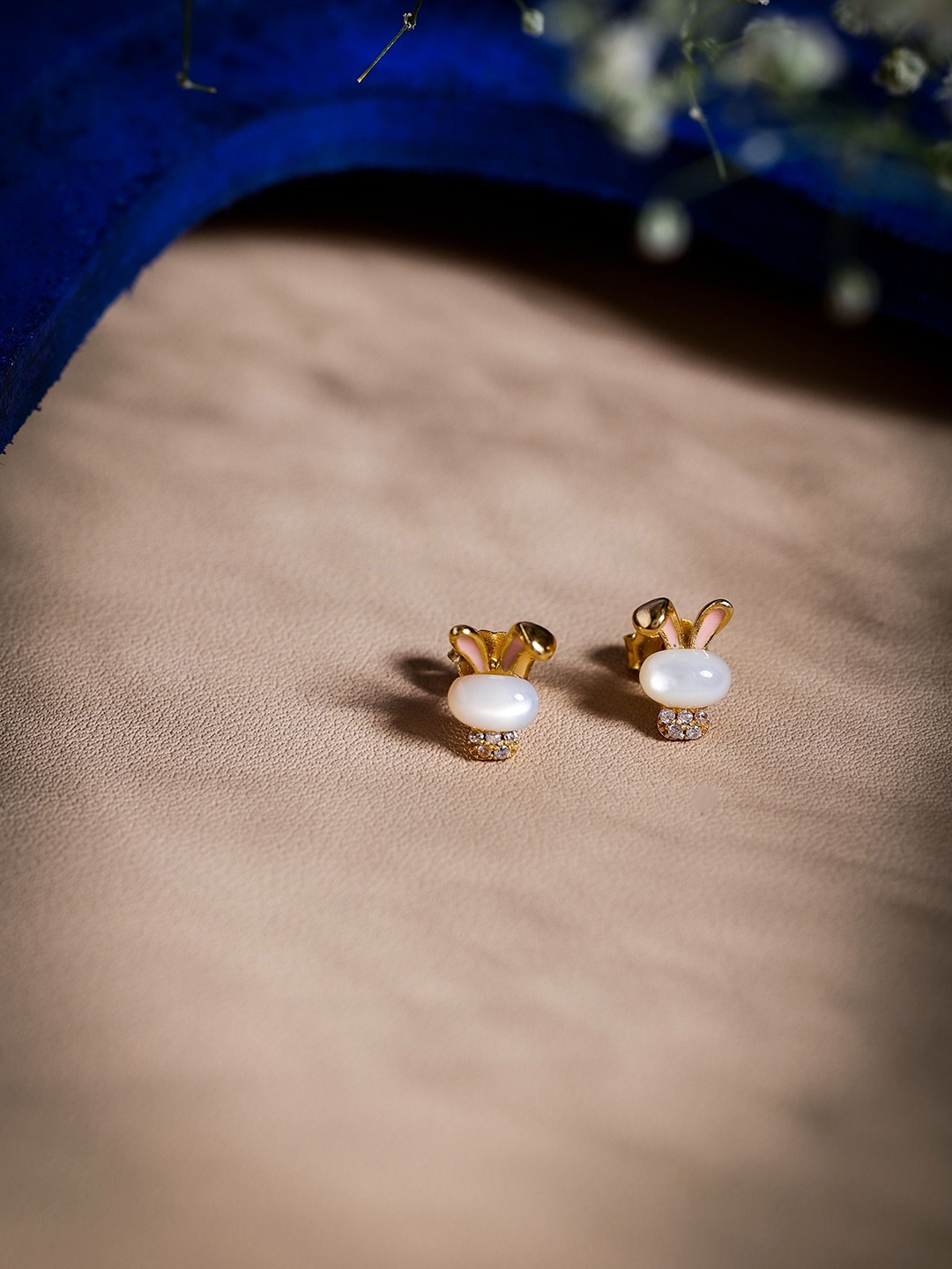 

DIAVO Contemporary Studs Earrings, Gold