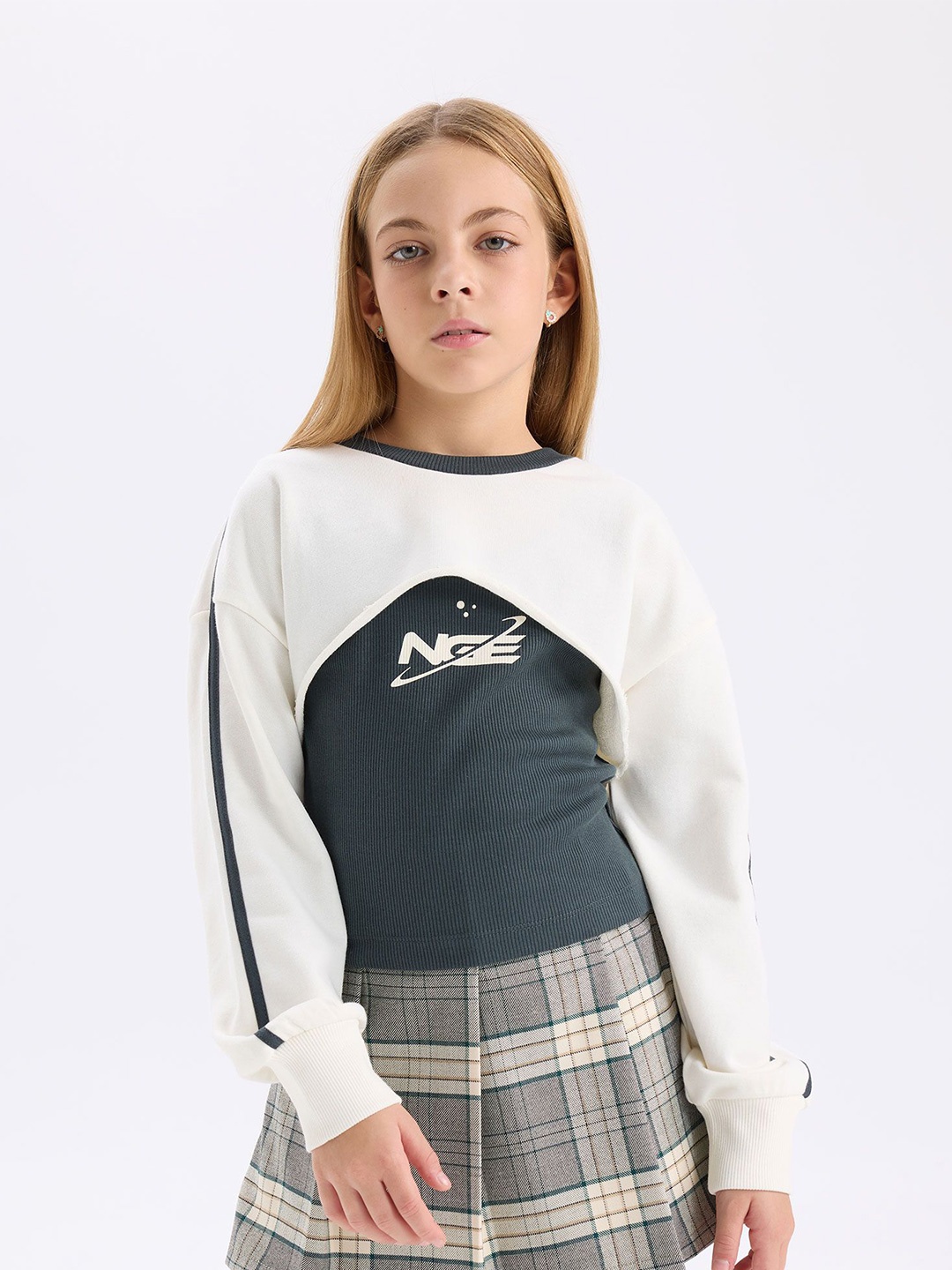 

DeFacto Girls Colourblocked Round Neck Sweatshirt, White