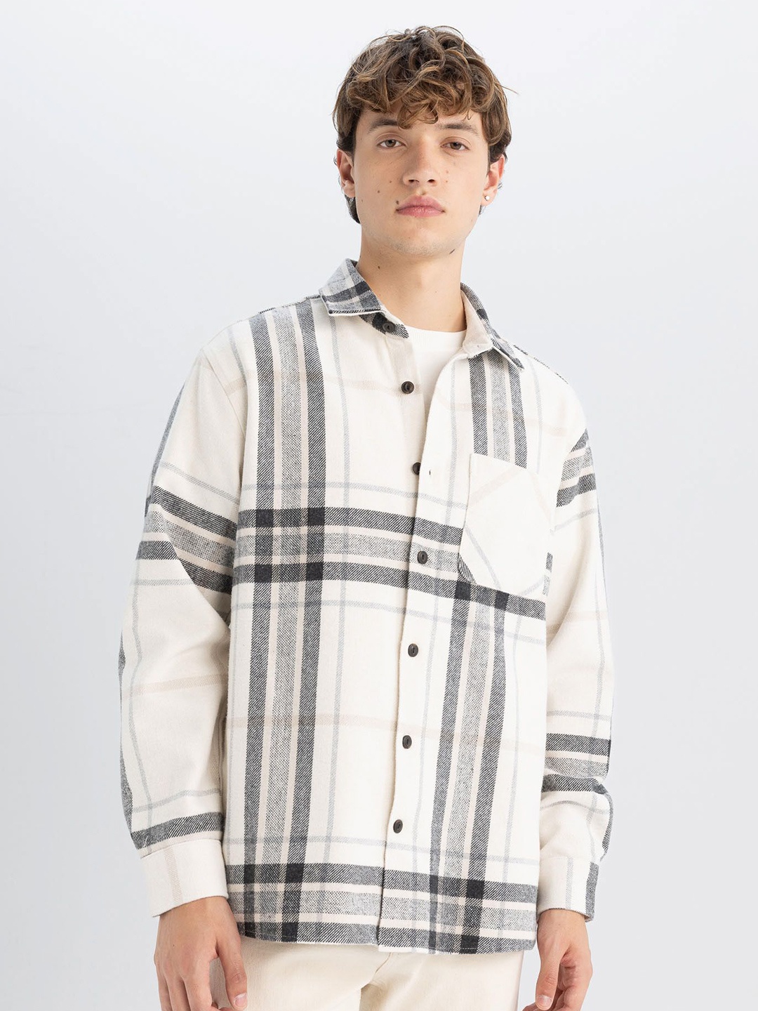 

DeFacto Men Opaque Checked Casual Shirt, Na