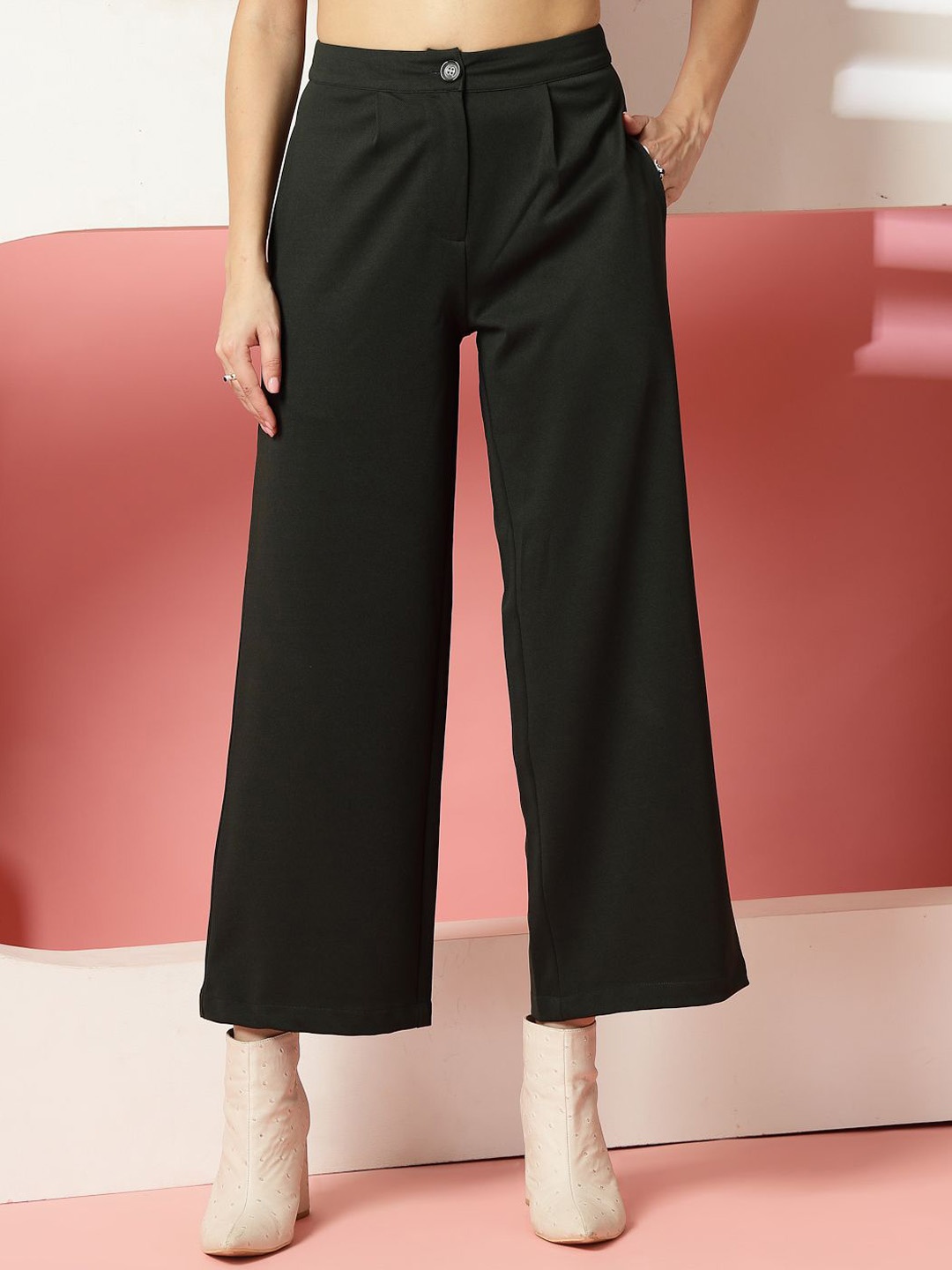 

Oomph! Women Relaxed Pleated Trousers, Green