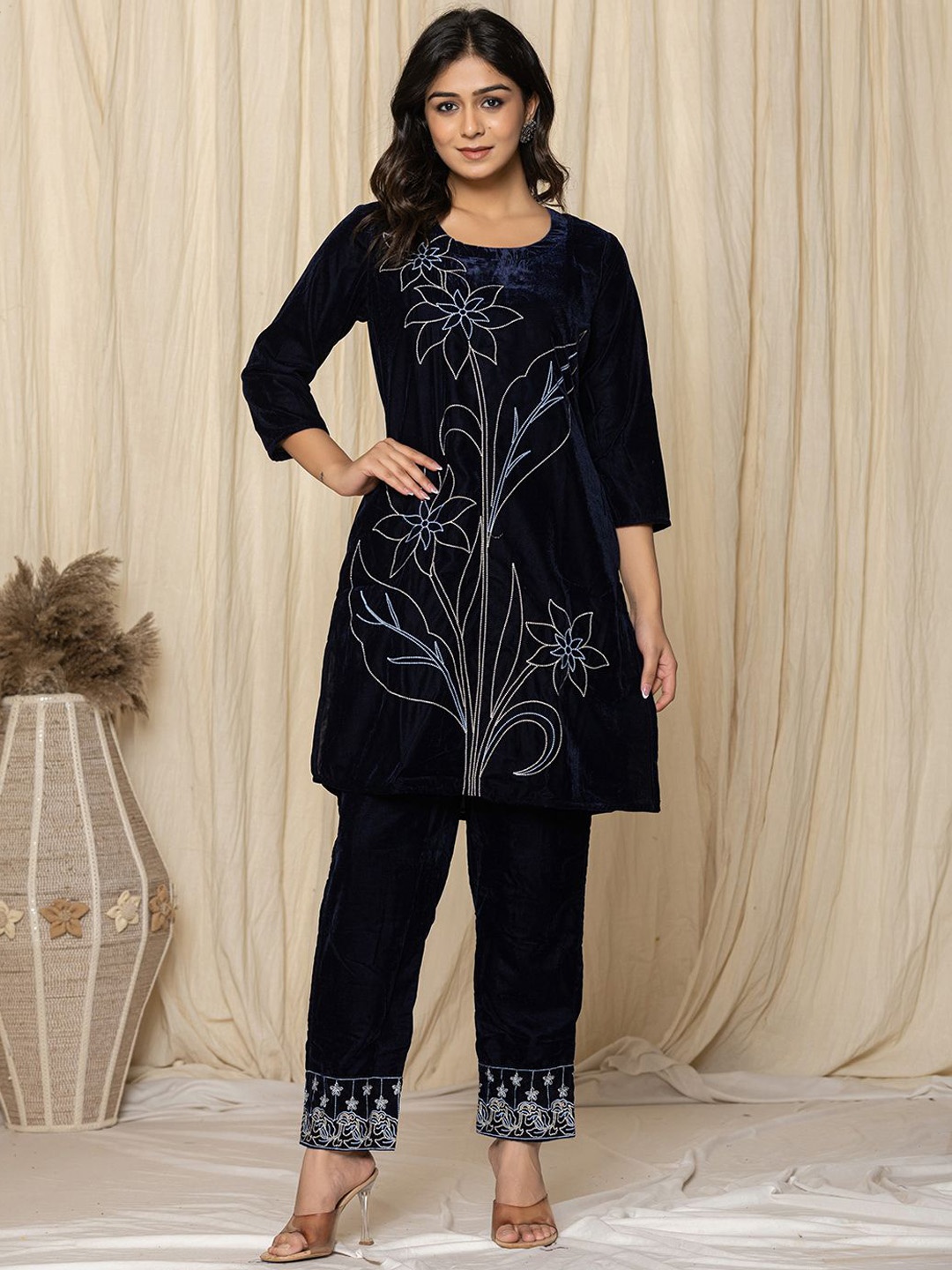 

Meena Bazaar Women Floral Embroidered Regular Thread Work Velvet Kurta with Trousers, Navy blue