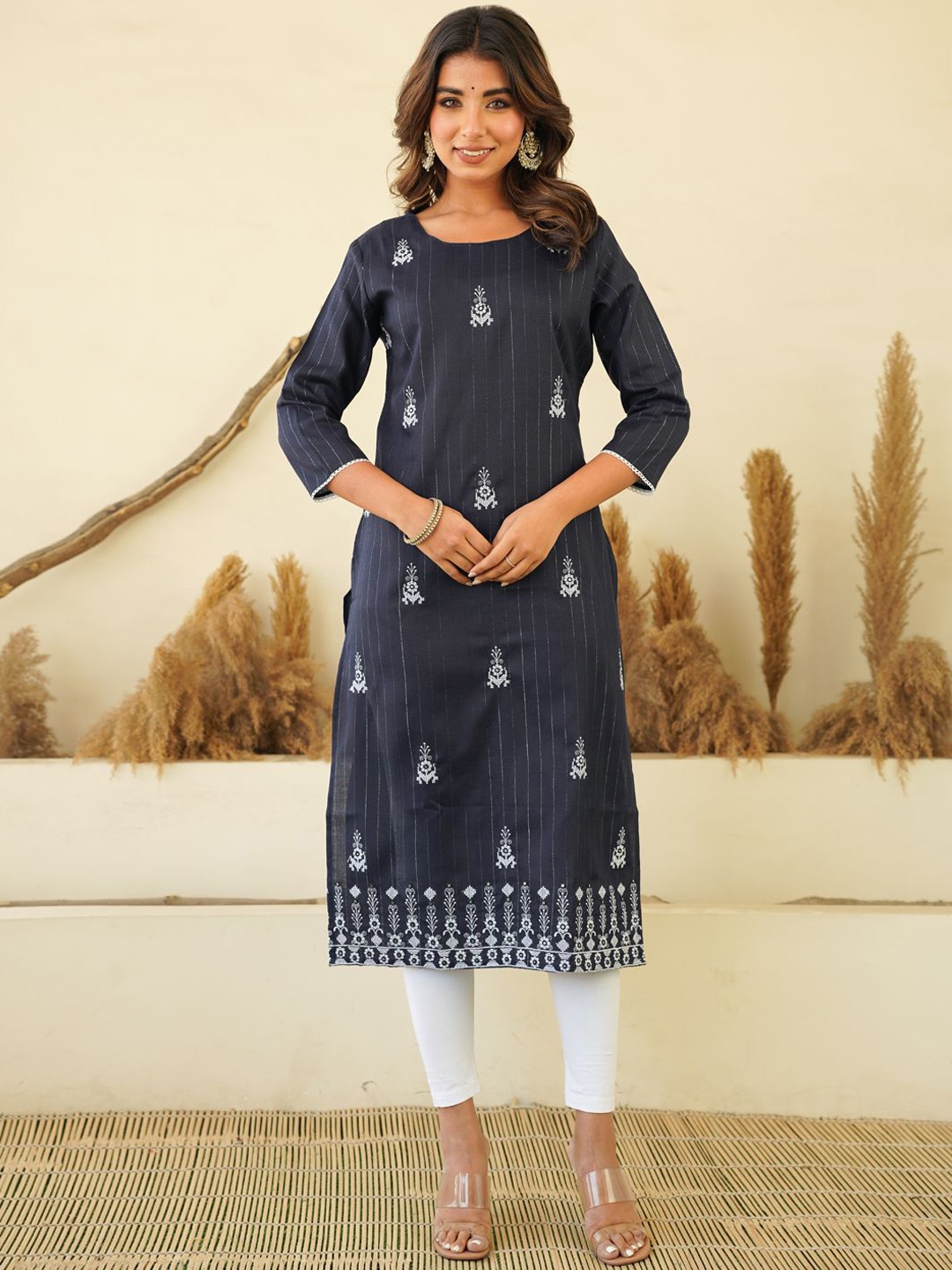 

Readiprint Fashions Women Floral Embroidered Thread Work Kurta, Navy blue