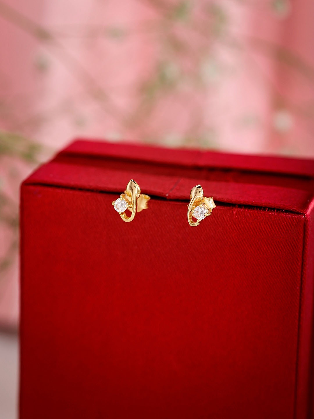 

DIAVO Contemporary Studs Earrings, Gold