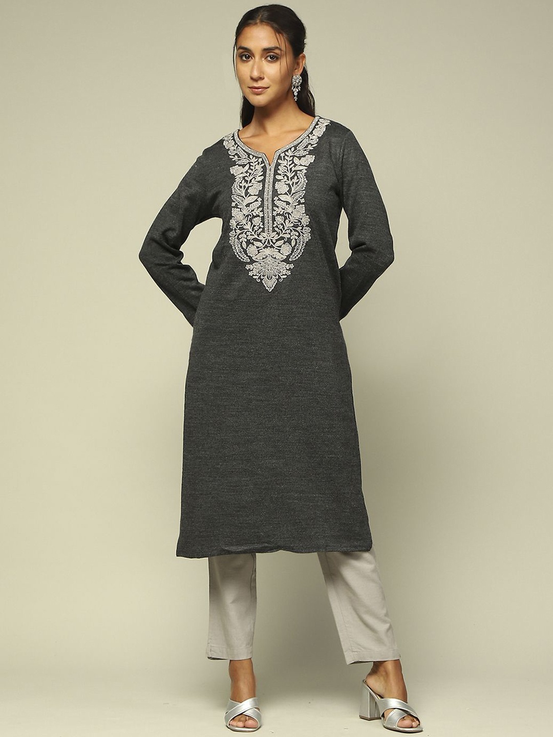 

Rangriti Women Geometric Embroidered Flared Sleeves Sequinned Kurta, Grey