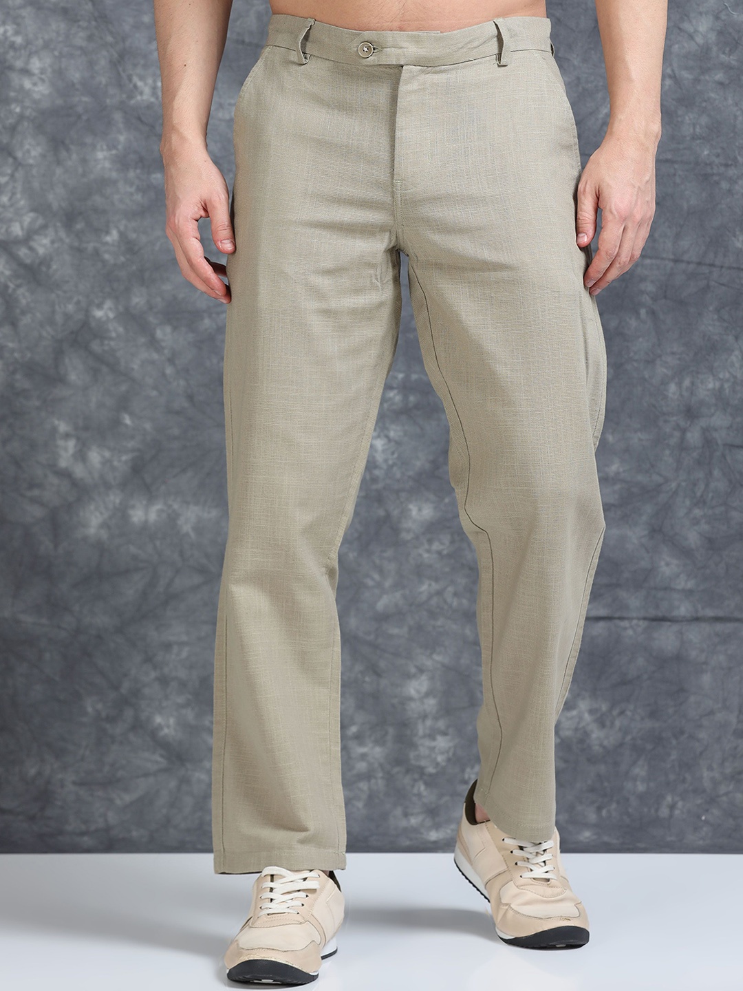 

The Roadster Lifestyle Co. Men Linen Relaxed-Fit Regular Trousers, Khaki