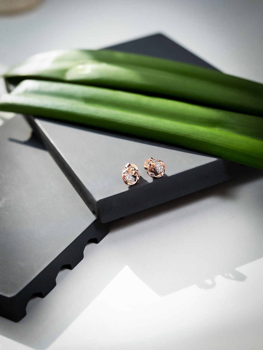 

DIAVO Contemporary Studs Earrings, Rose gold