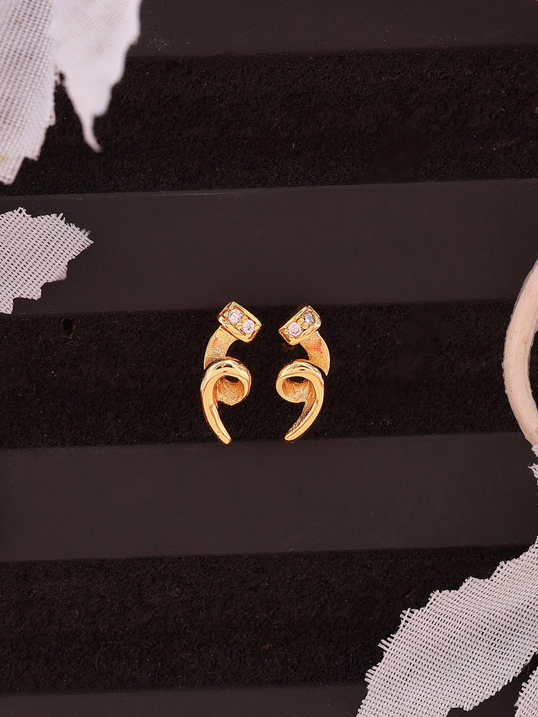 

DIAVO Contemporary Studs Earrings, Gold