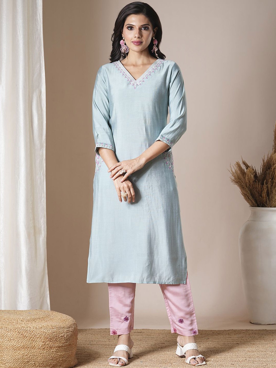 

FASHOR Women Floral Embroidered Sequinned Kurta, Blue
