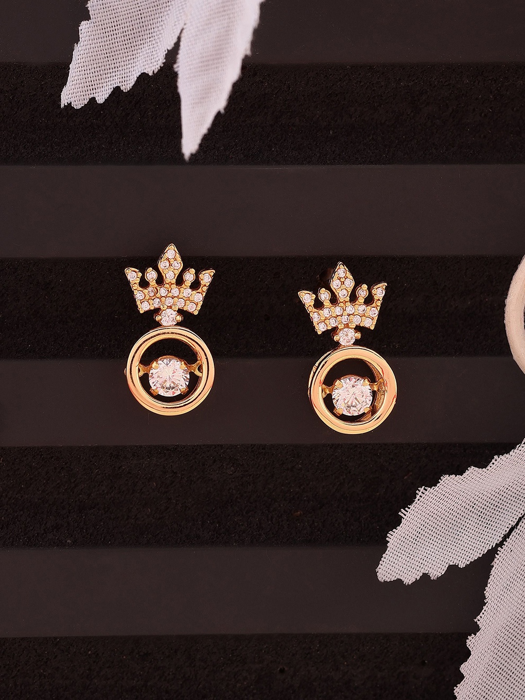 

DIAVO Contemporary Studs Earrings, Gold
