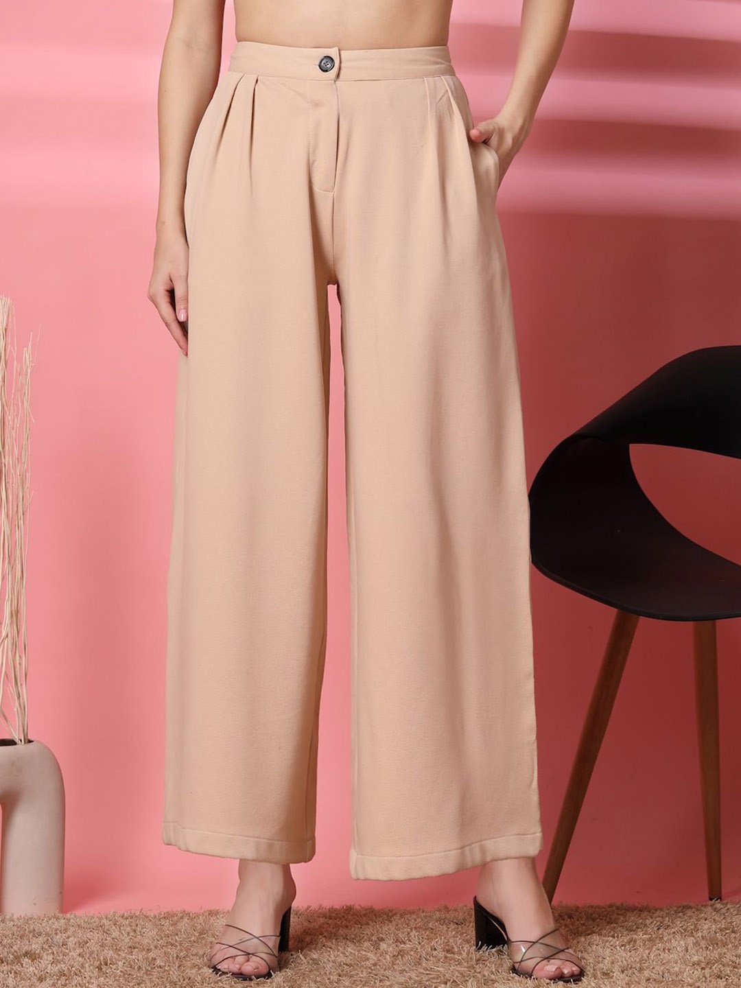 

Oomph! Women Relaxed Pleated Trousers, Beige