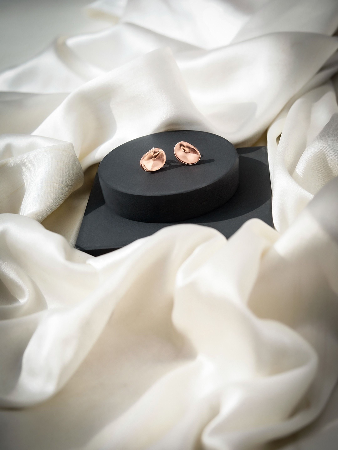 

DIAVO Contemporary Studs Earrings, Rose gold