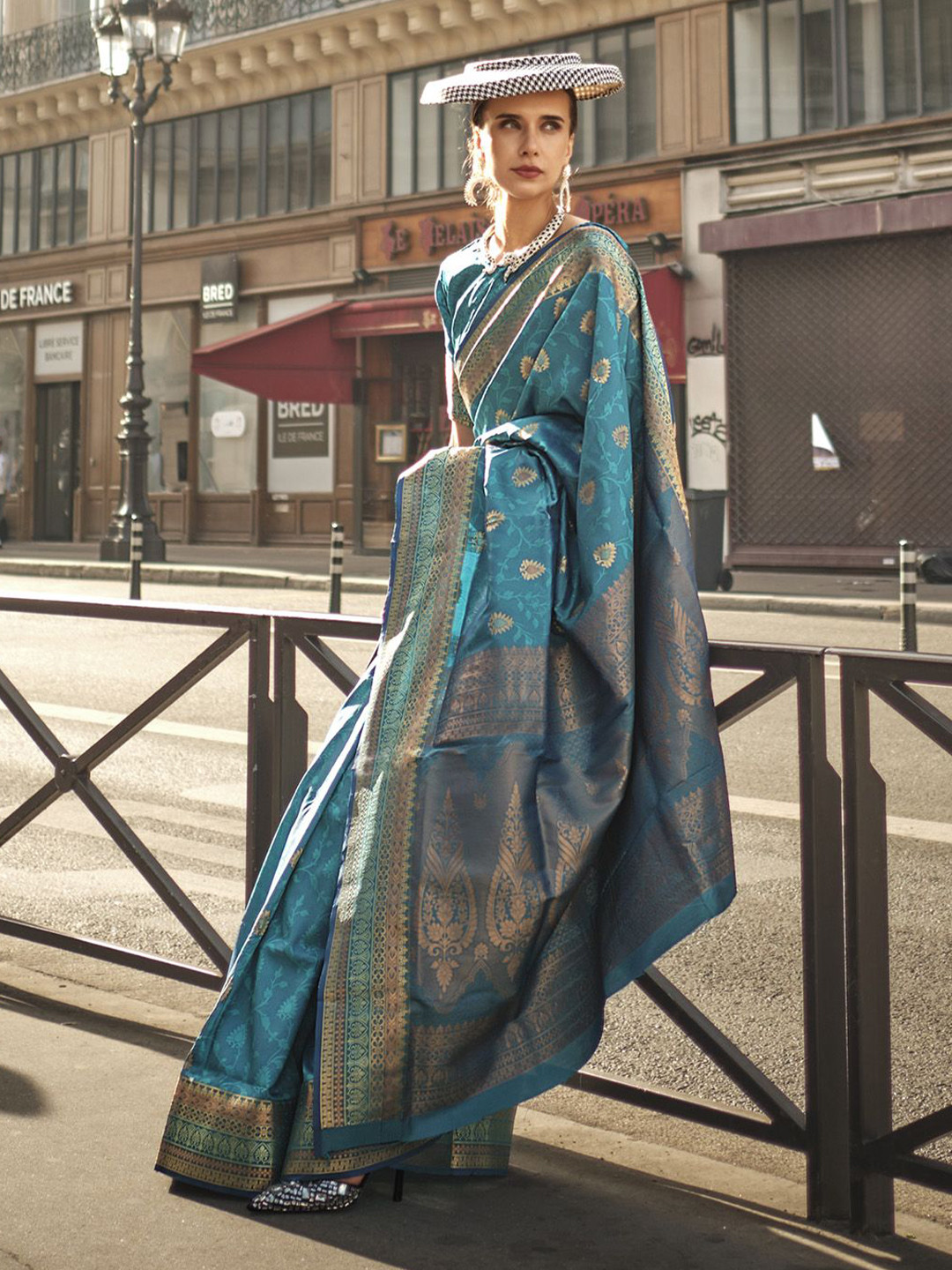 

elora Woven Design Zari Silk Blend Saree, Blue