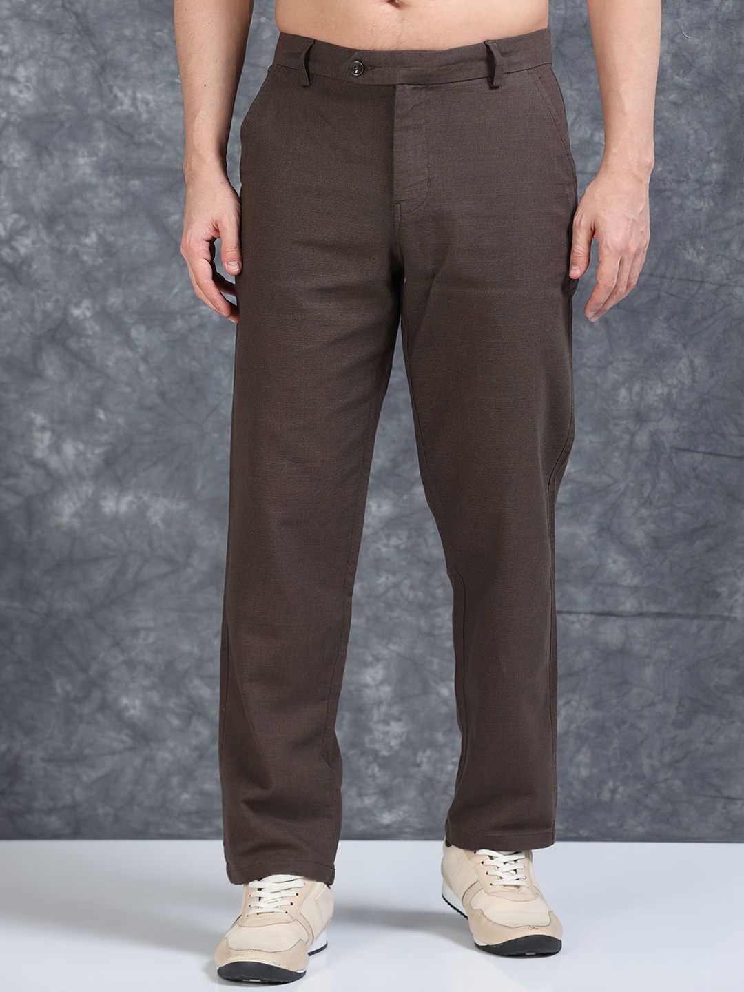 

The Roadster Lifestyle Co Men Relaxed Fit Mid Rise Trousers, Camel brown