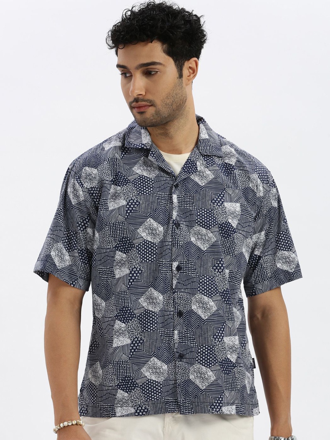 

Grit and Flair Men Standard Animal Opaque Printed Casual Shirt, Navy blue