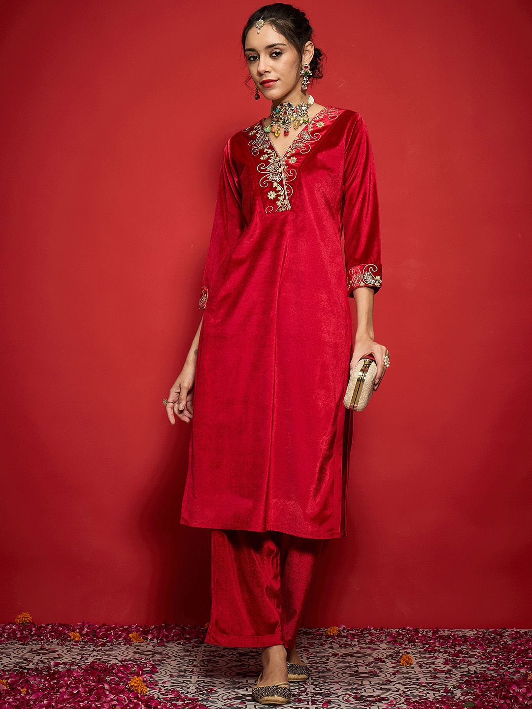 

Shae by SASSAFRAS Women Embroidered Grandeur & Majestic Artwork Velvet Kurta, Red