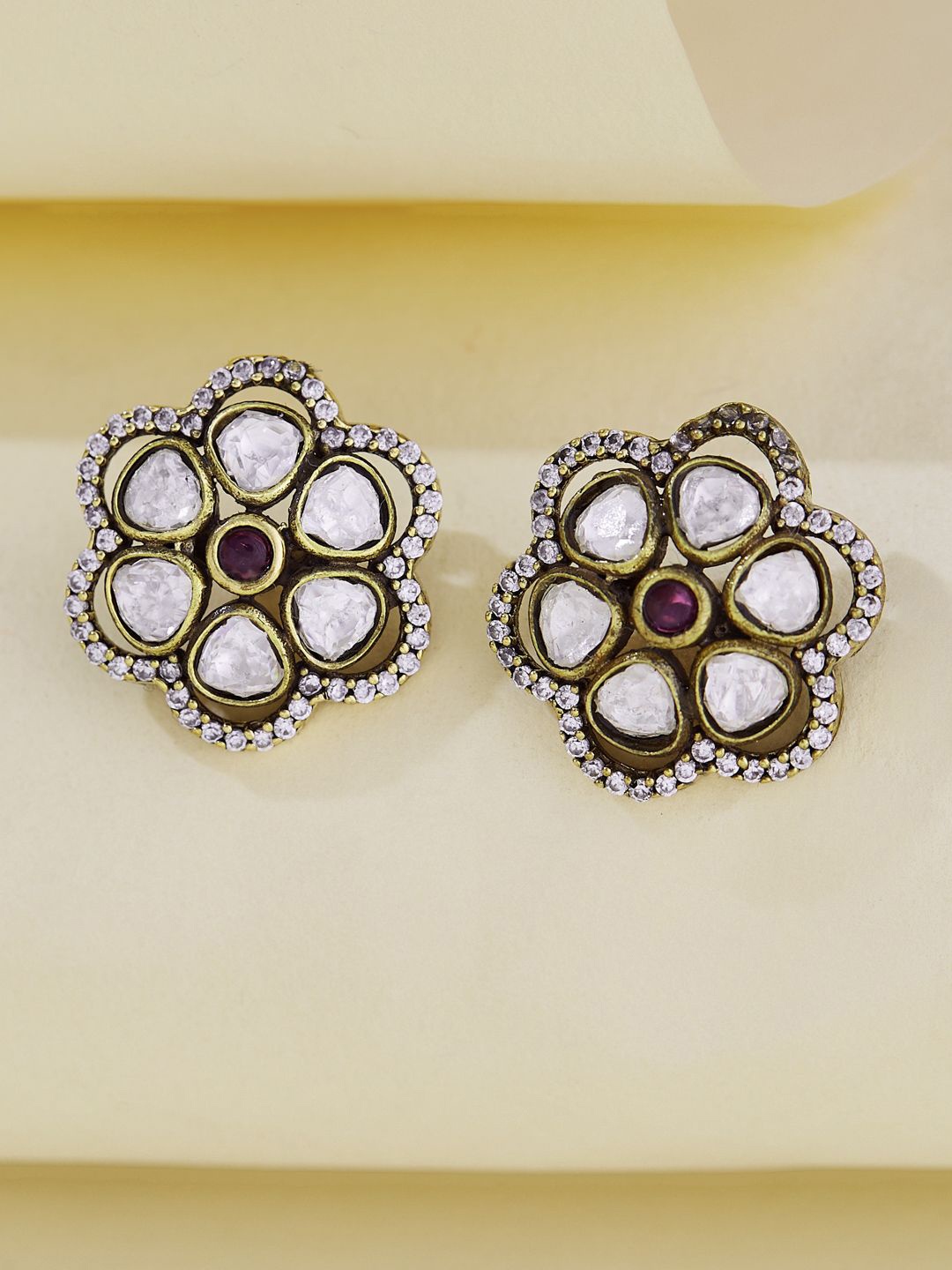 

Yinara Contemporary Studs Earrings, Gold