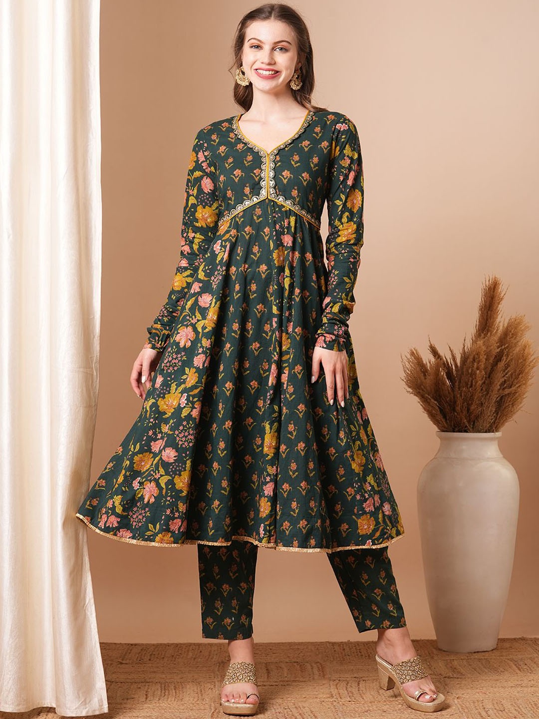 

FASHOR Women Ethnic Motifs Printed Panelled Sequinned Pure Cotton Kurta with Trousers, Green