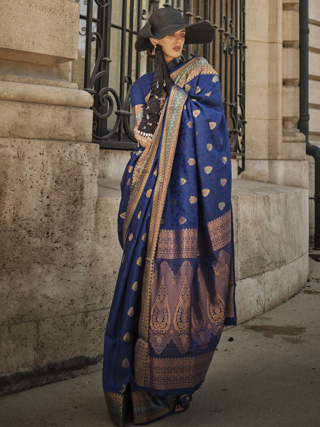 

elora Woven Design Zari Silk Blend Saree, Blue