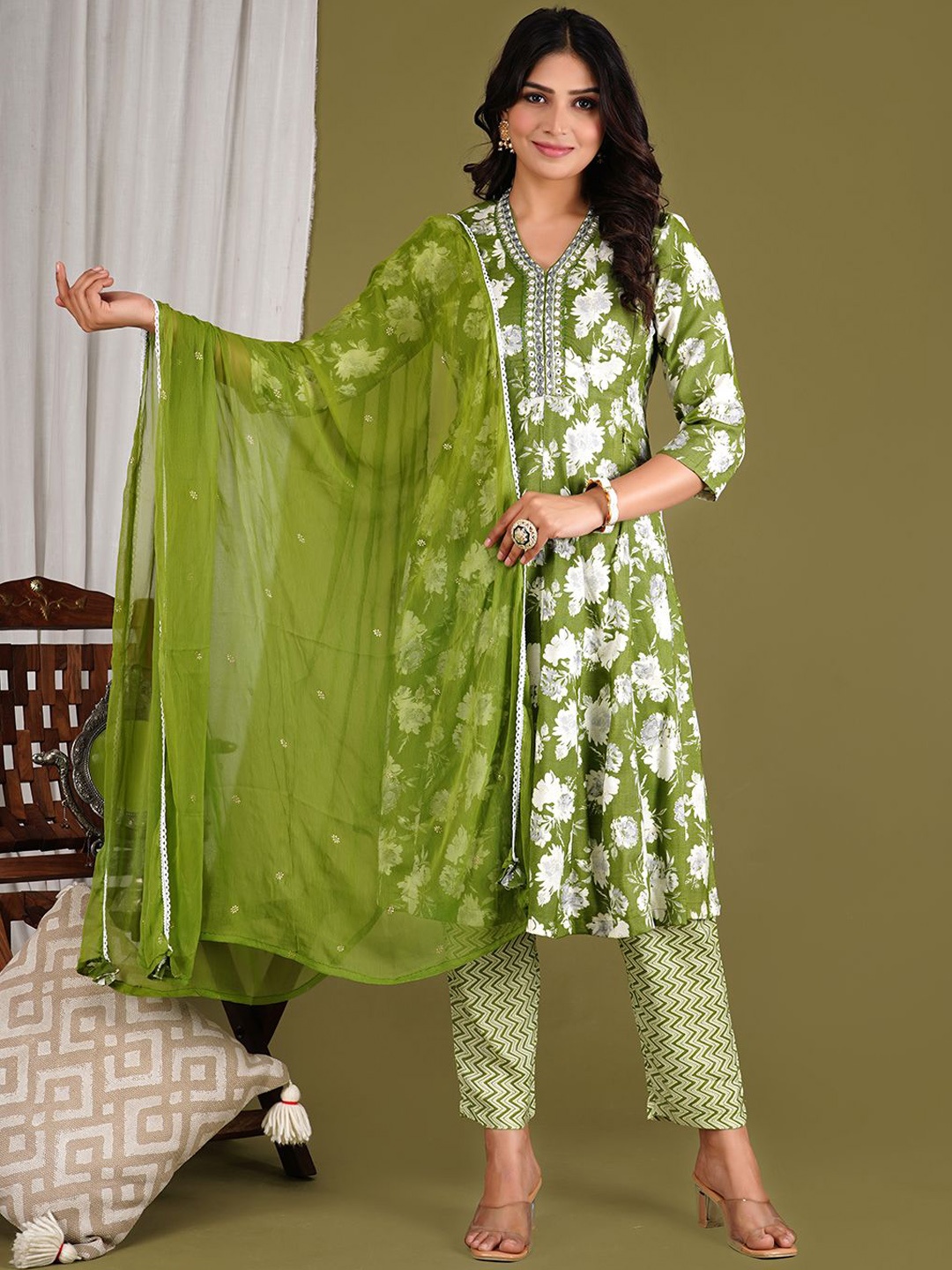 

mumzhug Women Floral Embroidered Regular Thread Work Pure Cotton Kurta with Palazzos & With Dupatta, Green