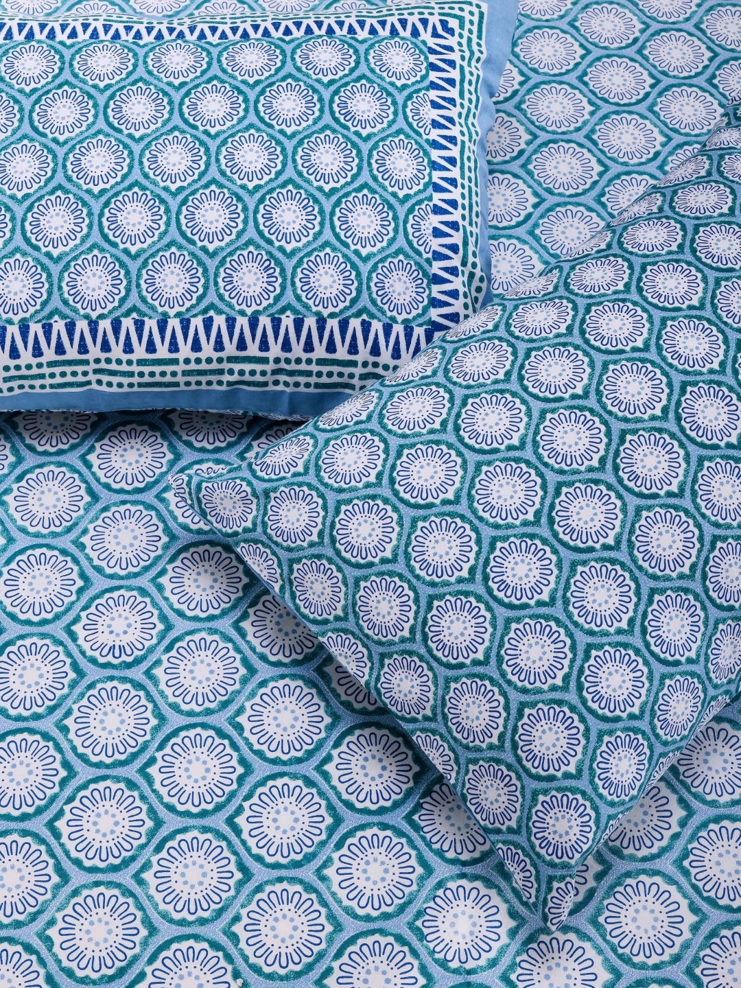 

SHAHENAZ Turquoise Blue & White Floral Cotton 120 TC Queen Bedsheet with 2 Pillow Covers