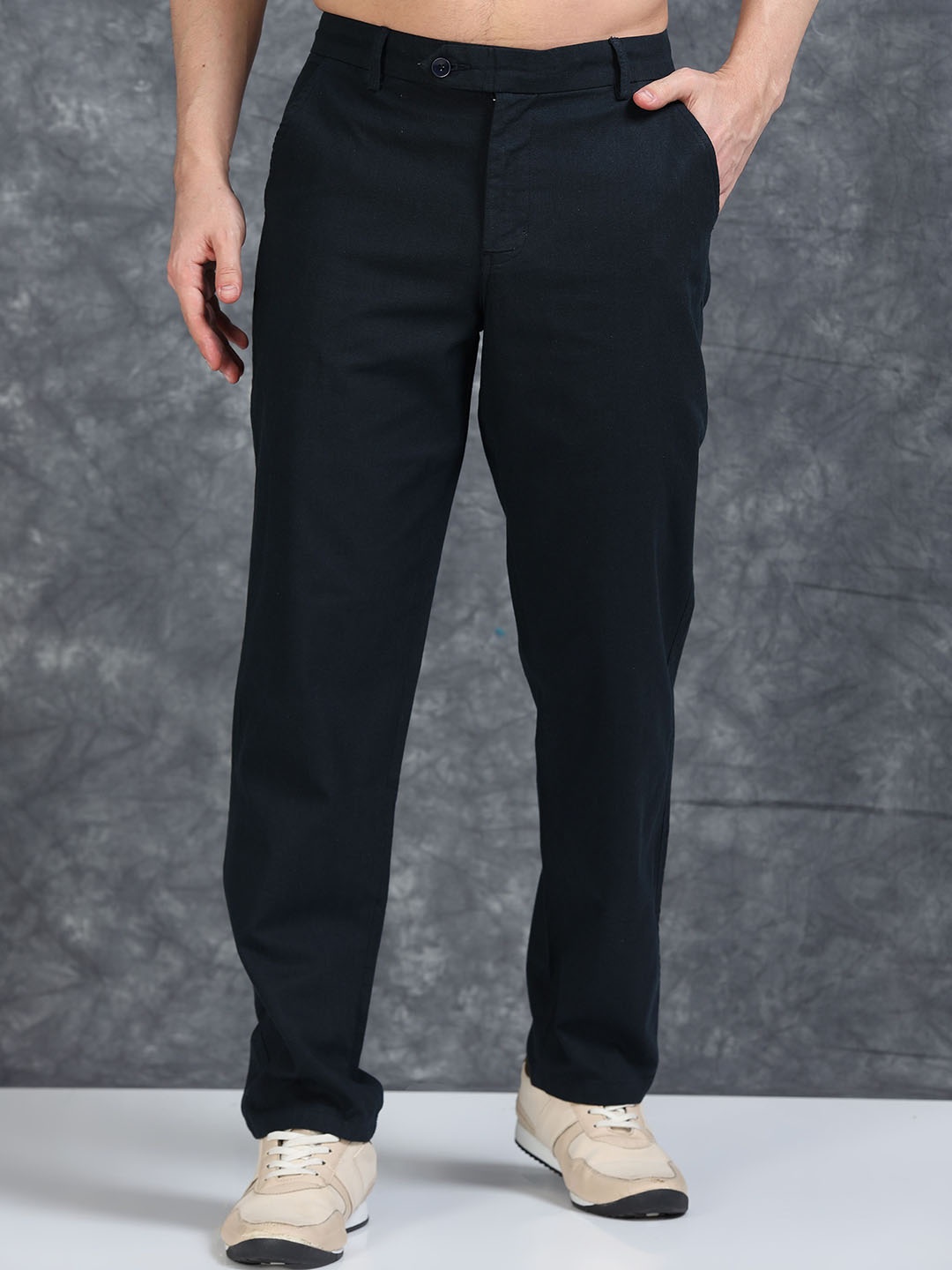 

The Roadster Lifestyle Co Men Relaxed Fit Mid Rise Trousers, Navy blue