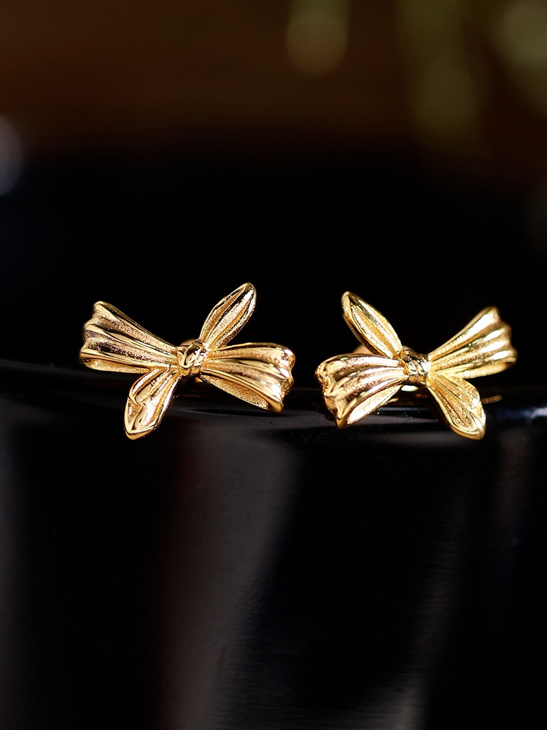 

DIAVO Contemporary Studs Earrings, Gold