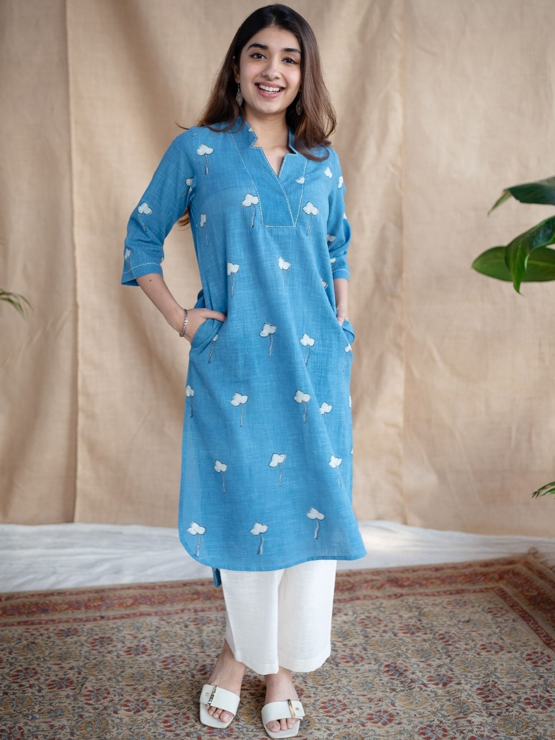 

THE INDIAN ETHNIC CO Women Floral Printed Thread Work Floral Handloom Kurta, Blue