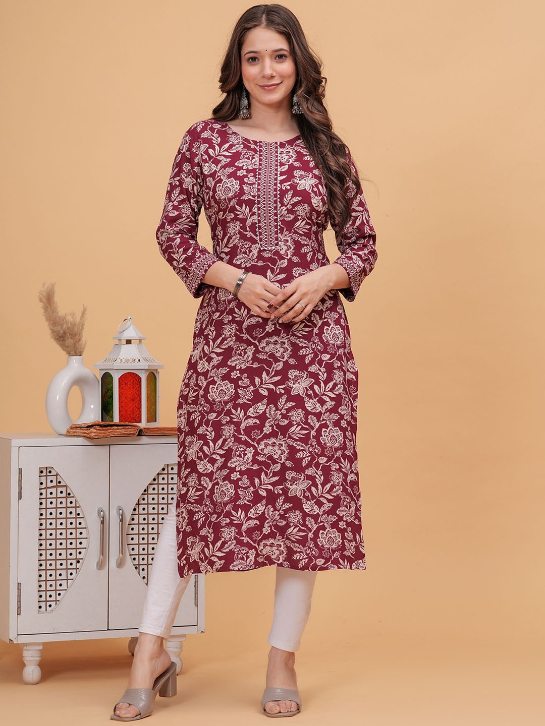 

KALINI Women Printed Gotta Patti Floral Kurta, Maroon