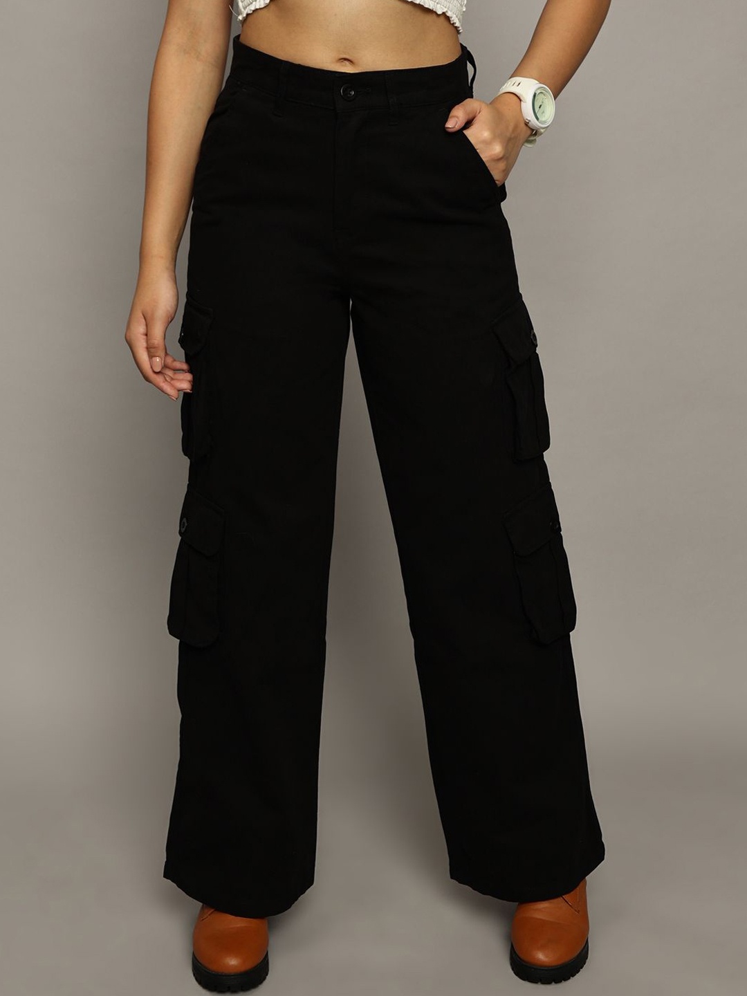 

The Roadster Lifestyle Co Women Smart Mid-Rise Wide Leg Cargo, Black