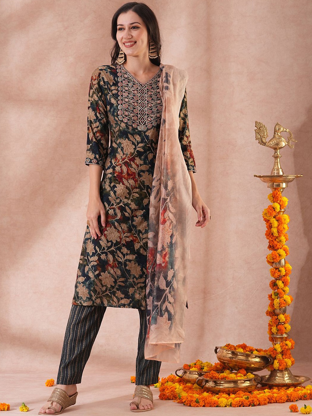 

FASHOR Women Floral Printed Regular Kurta with Trousers & With Dupatta, Teal