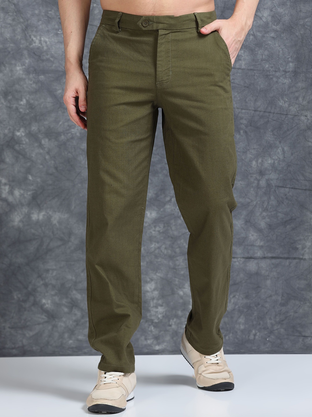 

The Roadster Lifestyle Co Men Relaxed Fit Mid Rise Trousers, Olive