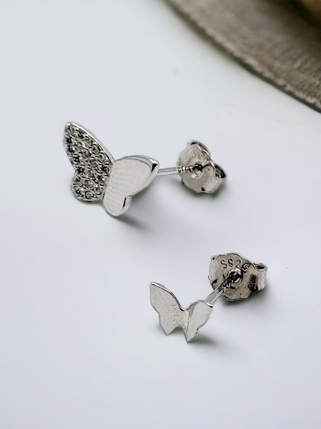 

AMONROO Contemporary Studs Earrings, Silver
