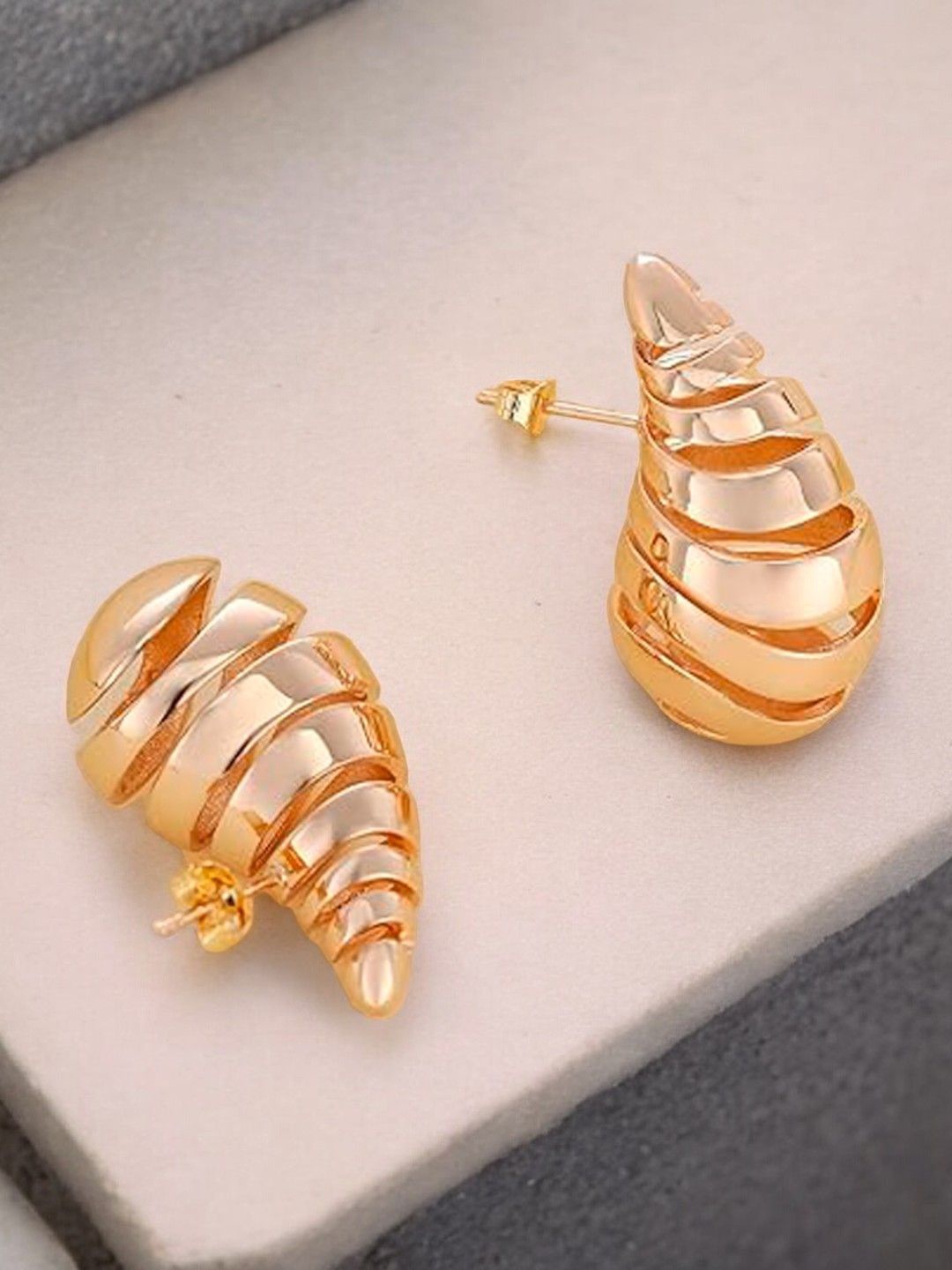 

DressBerry Contemporary Studs Earrings, Gold