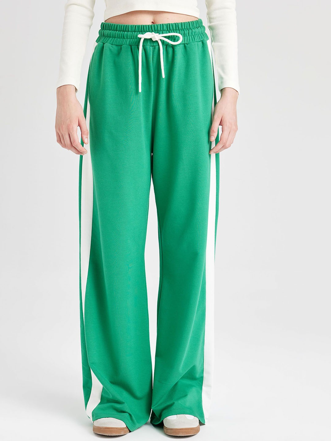

DeFacto Women Regular Fit Trousers, Na