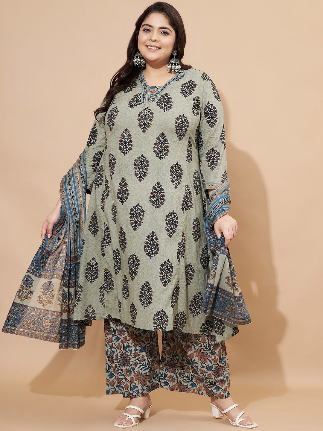 

Vbuyz Women Floral Printed Regular Kurta with Palazzos & With Dupatta, Grey