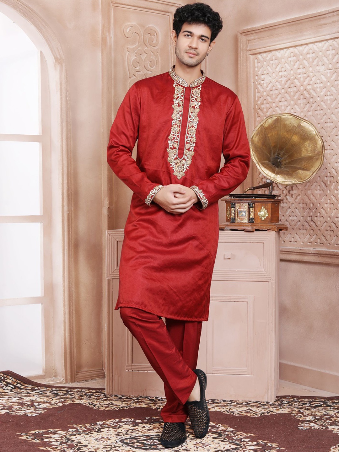 

EVASTRO Men Ethnic Motifs Embroidered Regular Pure Cotton Kurta with Trousers, Maroon