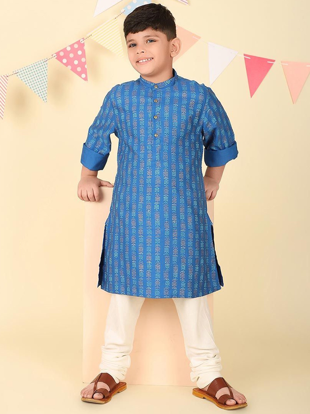 

Fabindia Boys Printed Cold-Shoulder Sleeves Thread Work Kurta, Blue