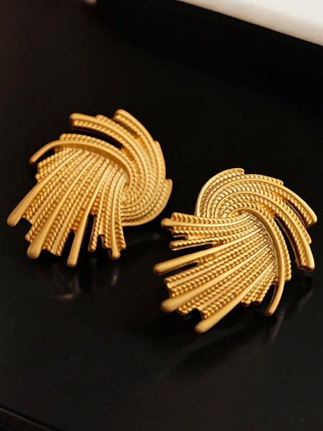 

OOMPH Geometric Studs Earrings, Gold