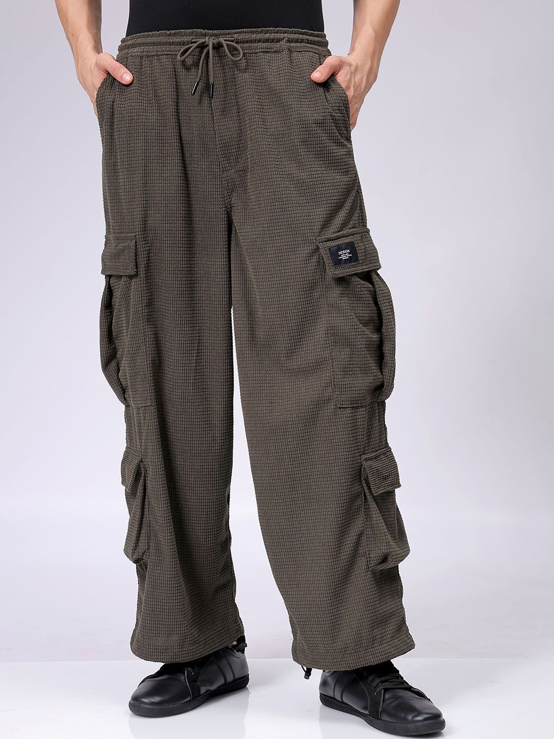 

The Indian Garage Co Men Flared Cargos Trousers, Olive