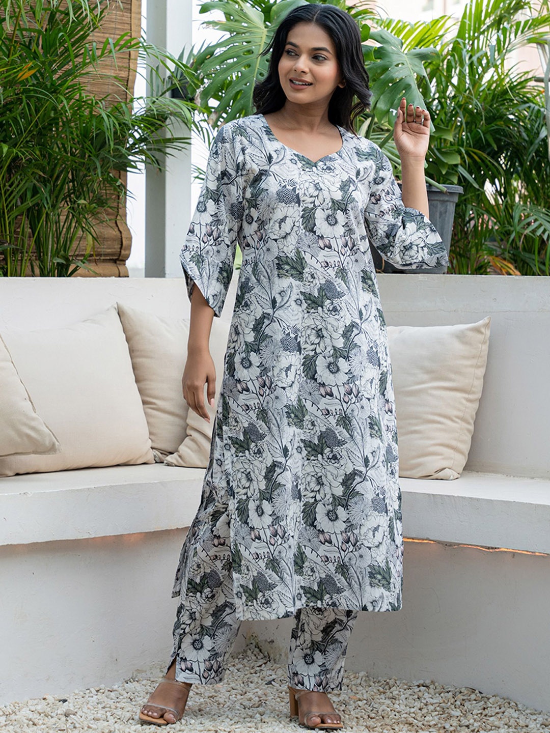 

GULABOSITABO Women Floral Printed Regular Pure Cotton Kurta with Trousers, White