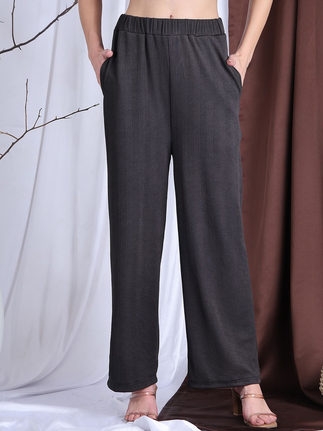 

NEUDIS Women Mid-Rise Regular Fit Trousers, Black