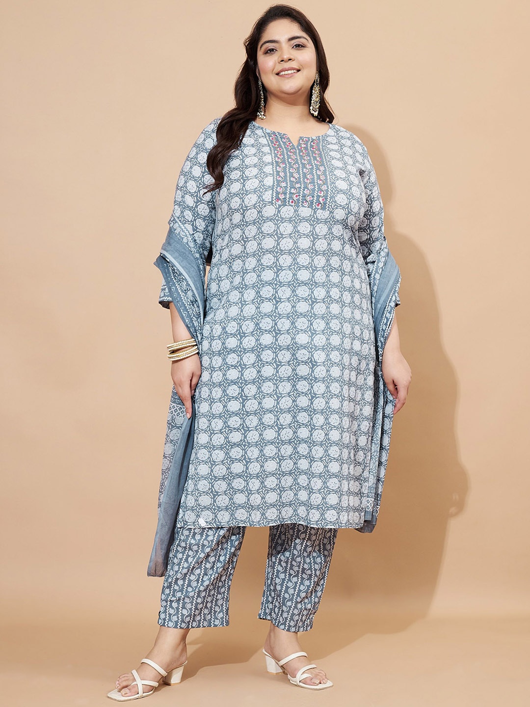 

Vbuyz Women Floral Printed Regular Kurta with Trousers & With Dupatta, Grey