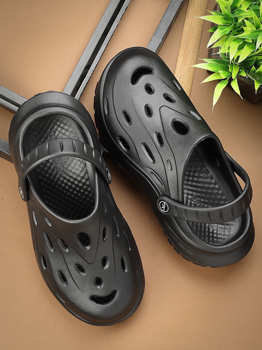 

BERSACHE Men Rubber Thong Flip-Flops, Black