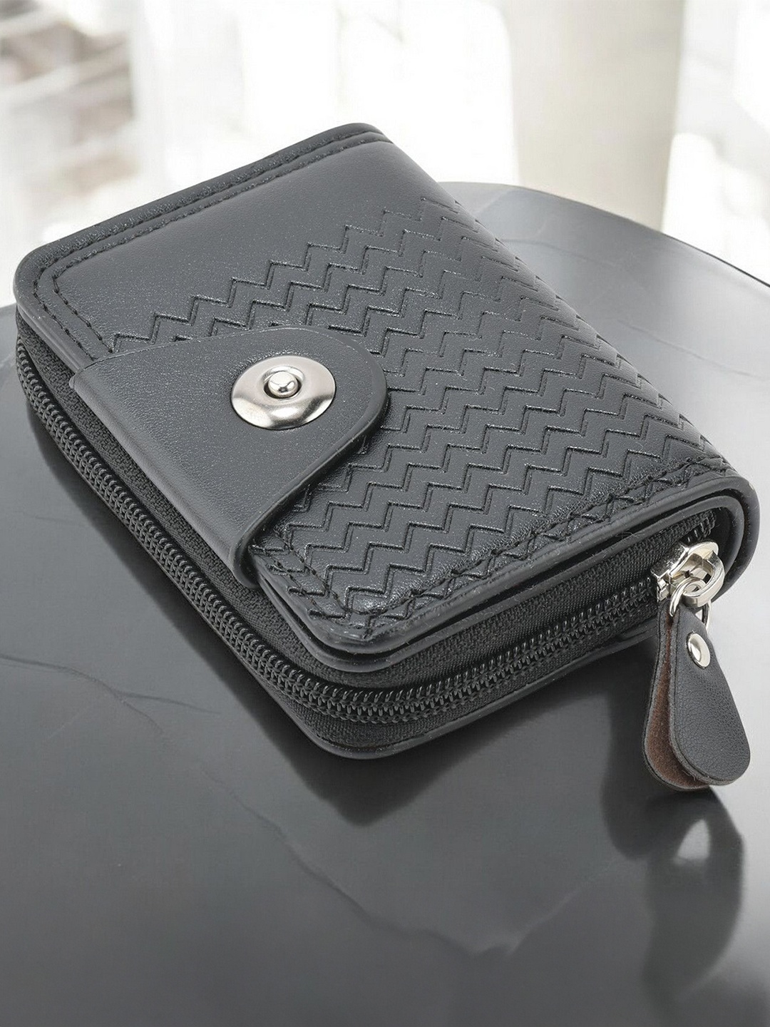 

Kastner Unisex Geometric Zip Detail Card Holder, Black