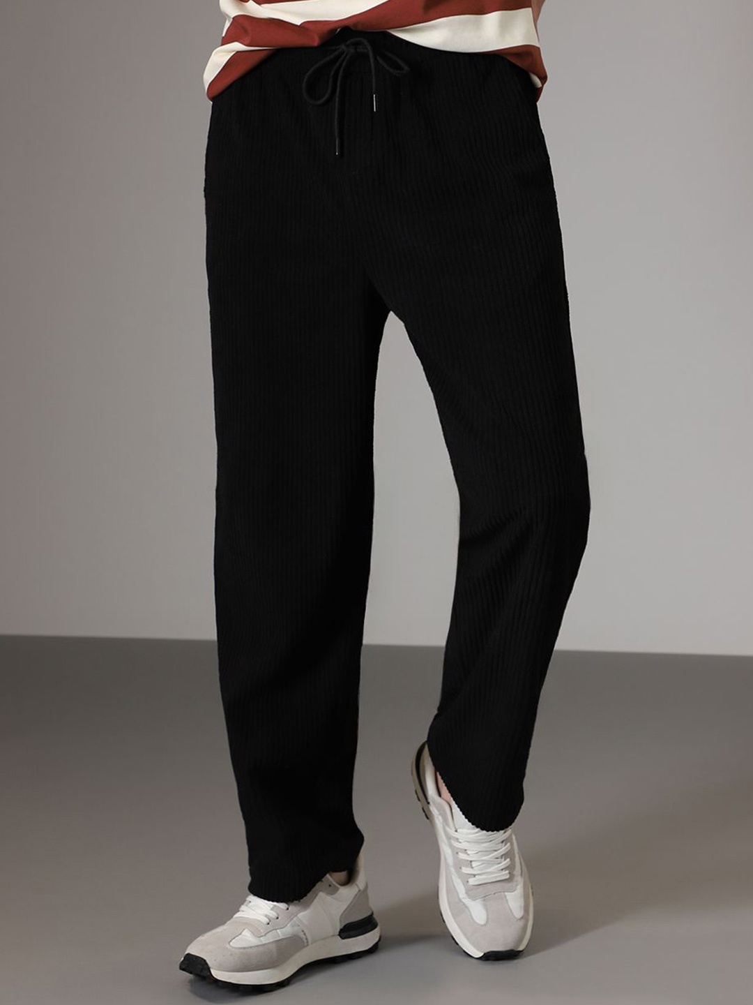 

Banana Club Men Relaxed Fit Mid-Rise Trousers, Black