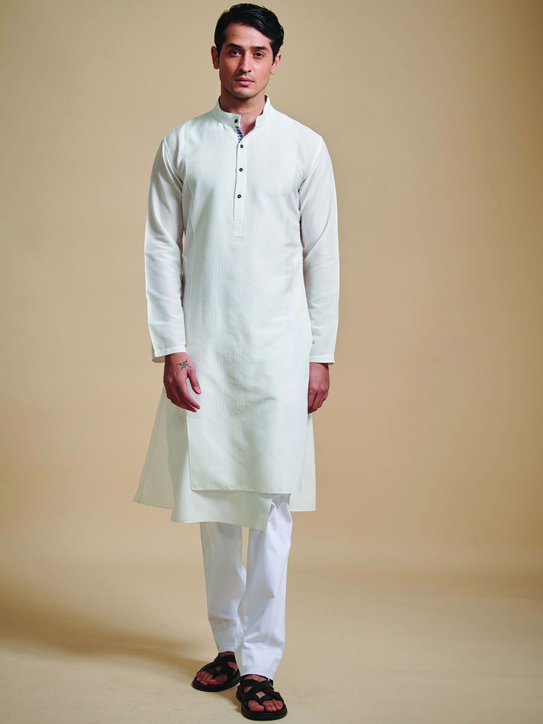 

RR Blue Men Geometric Thread Work Kurta, Off white